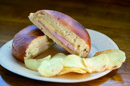 ハム＆チーズベーグル　ポテトチップス添え